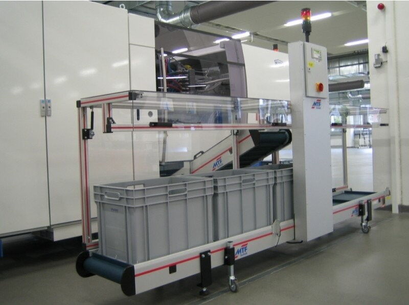 Buffer conveyor belt with FDA compliant infeed belt for the transport of plastic parts in containers in the clean room