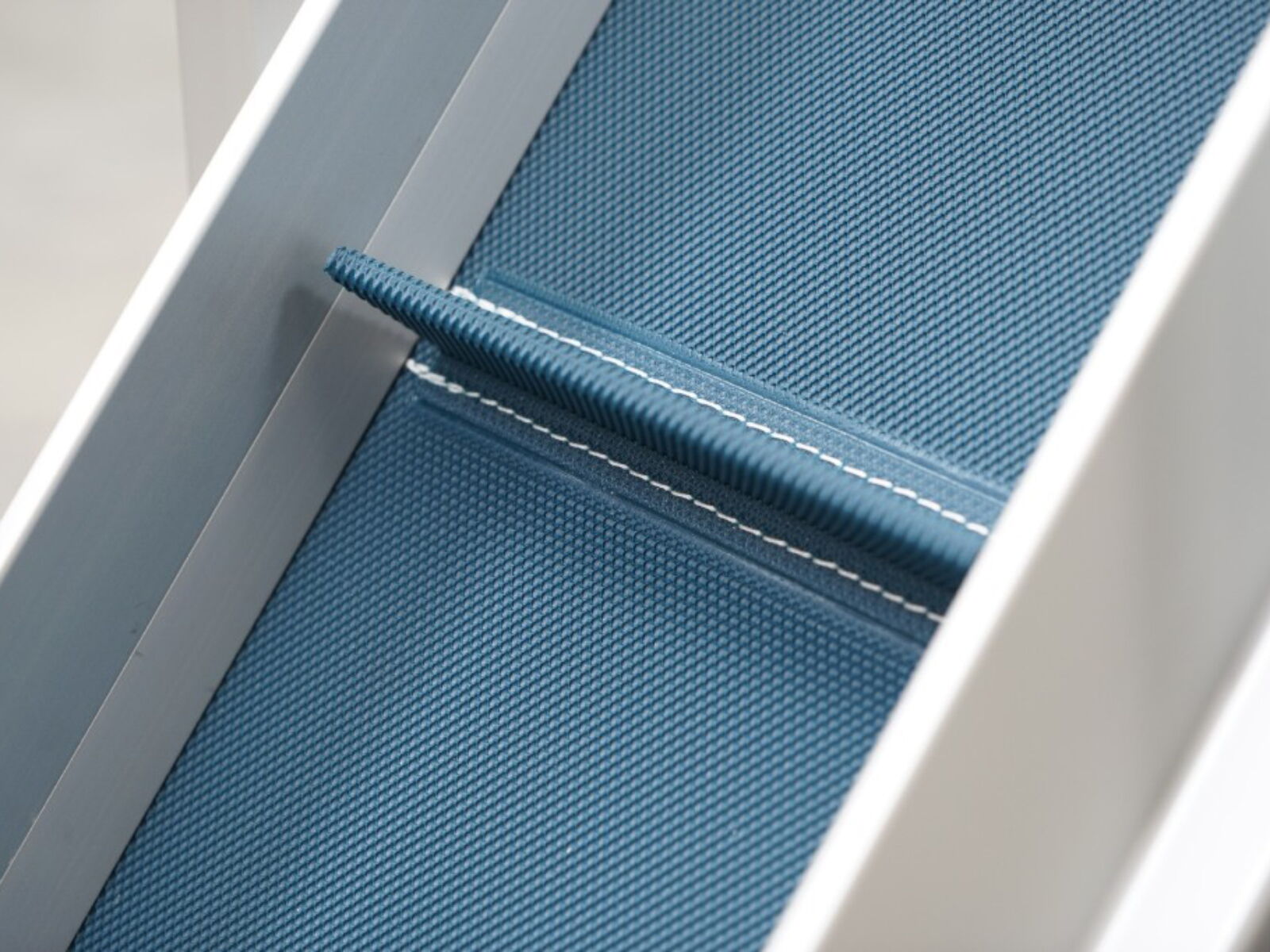 Conveyor belt with sewed-up transporting cleats