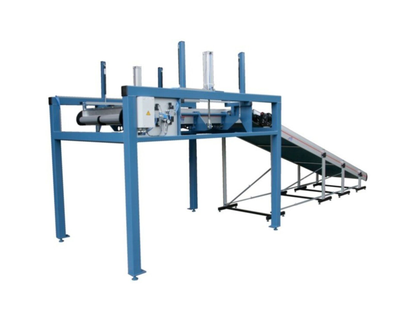 Steep belt conveyor with tiltable deposit conveyor for transporting and depositing film packs