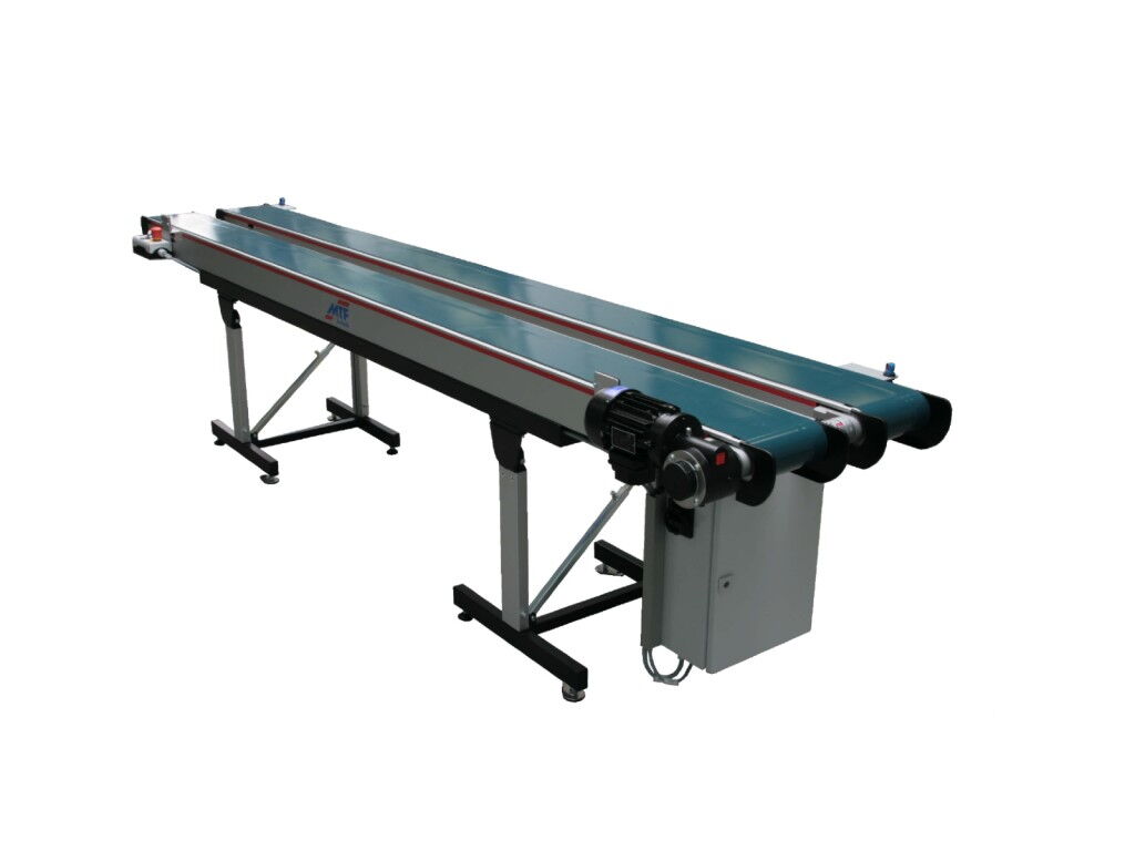 Double-track conveyor belt with light barriers and belt clearing button for parallel conveying of different plastic parts