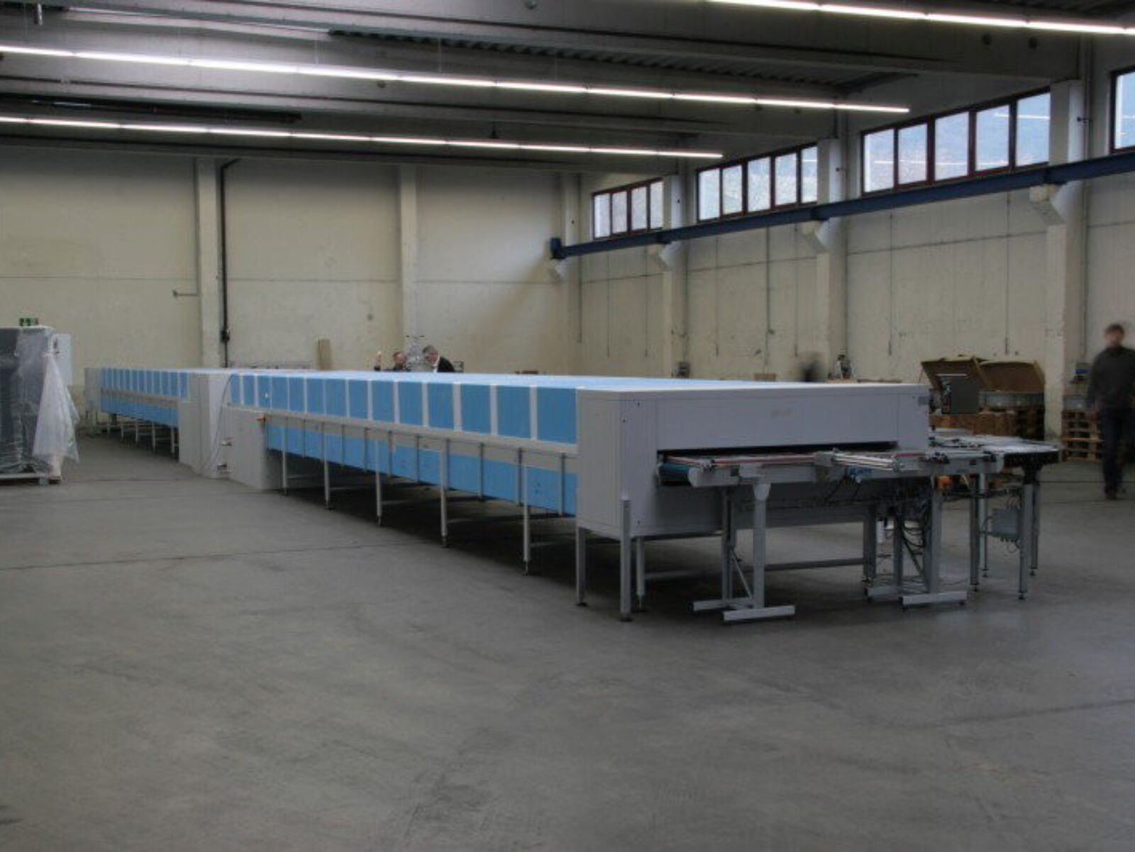 Use of conveyor combination with steel mesh conveyors for cooling down chocolate within a cooling tunnel