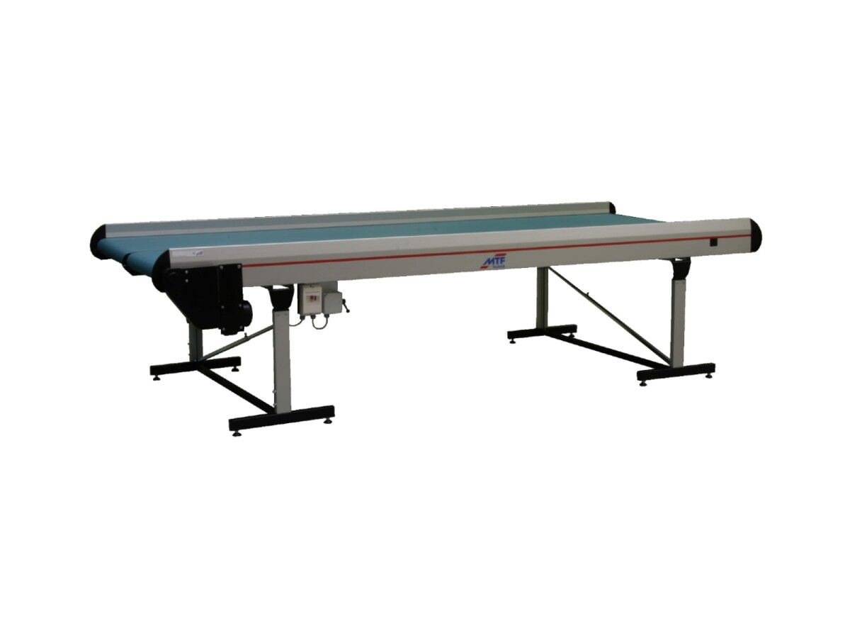 Double track conveyor with reversing operation to convey different plastic parts parallelly in different directions