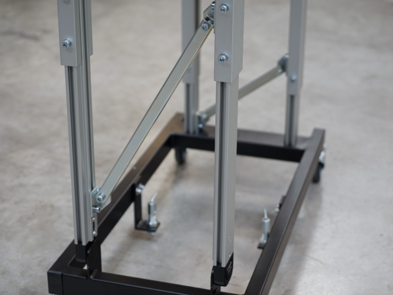 Diagonal struts