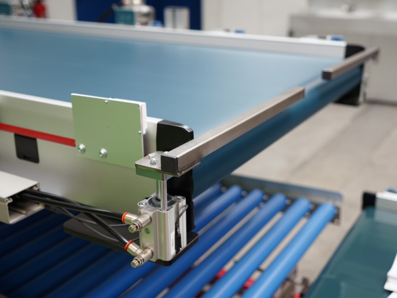Restriction bar, pneumatic