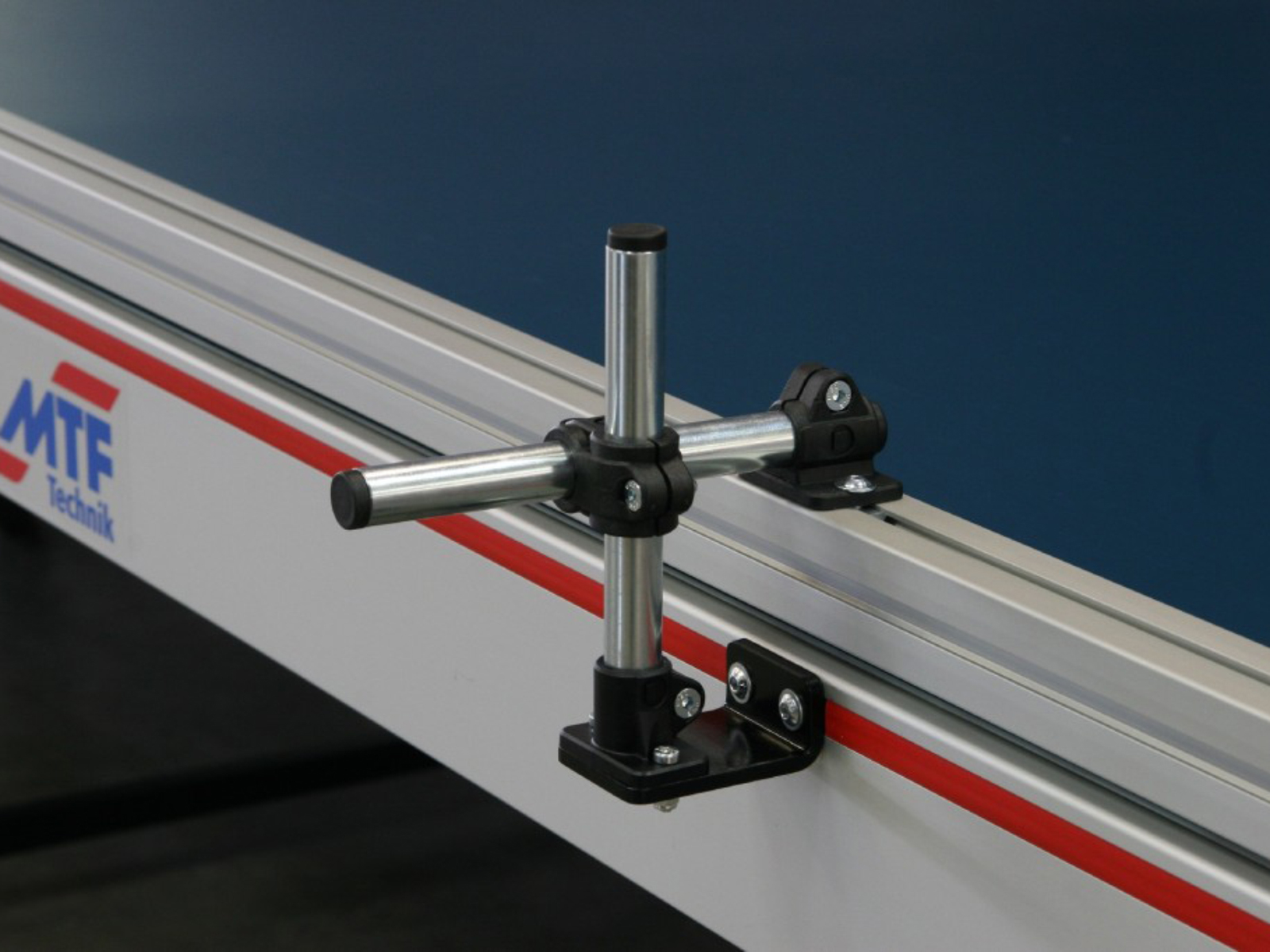 Adjustable lateral guidings