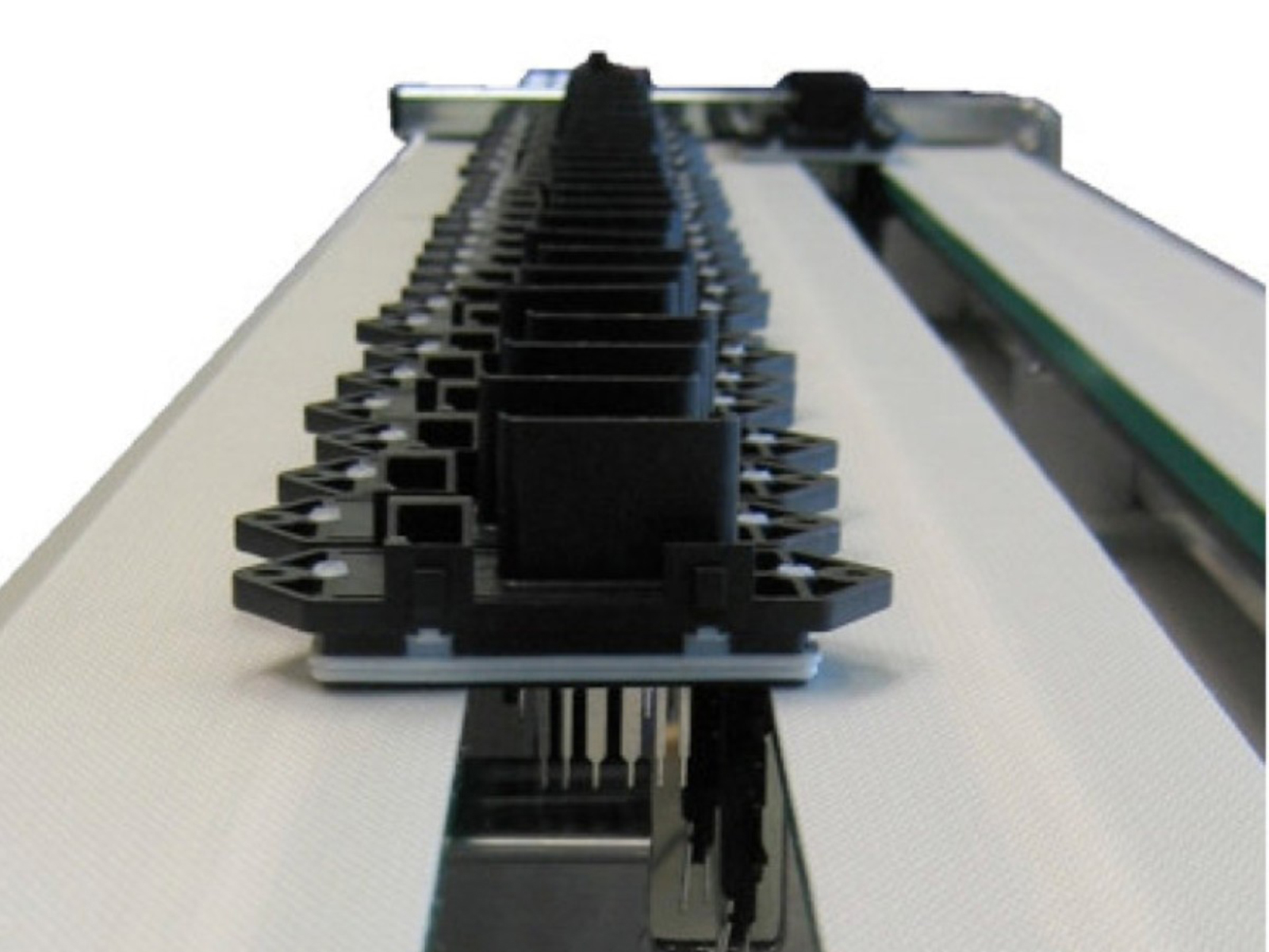 Conveyor belt for plugs